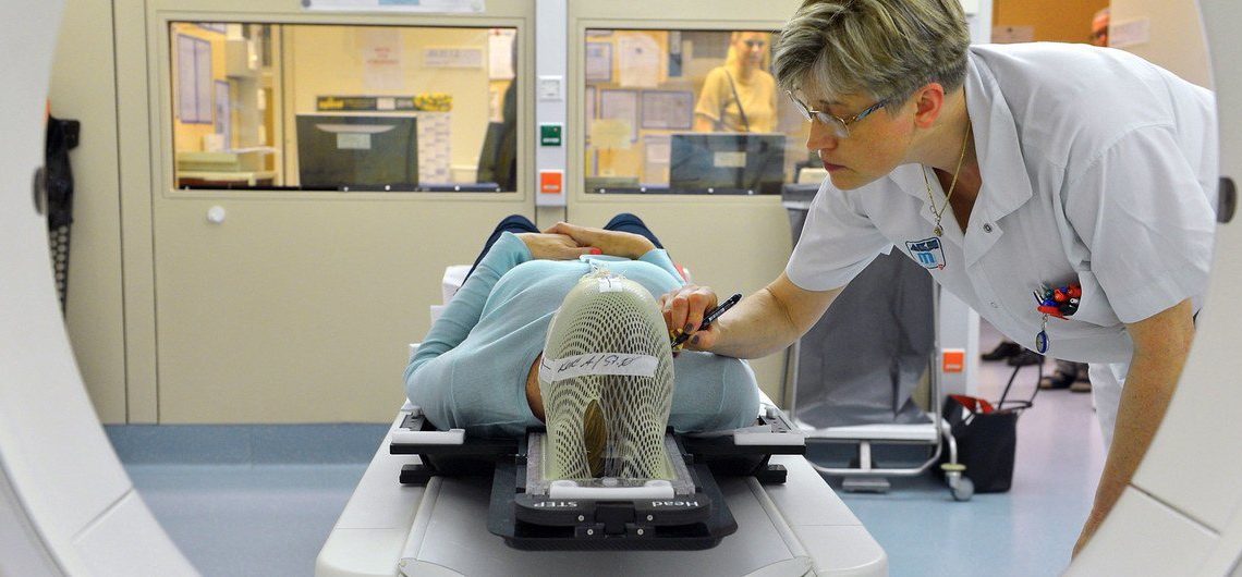 El la imagen se observa un paciente de cáncer durante los preparativos para una sesión de radioterapia. (Foto: IAEA/Dean Calma)
