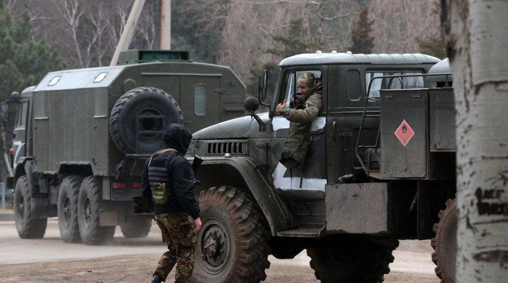El gobierno de Ucrania ya distribuye fusiles, “los cargaron para nosotros y aquí estamos", dice Yuri Kortshemni. (Foto: Stringer/AFP)