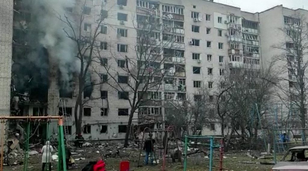 Este jueves un ataque ruso en áreas residenciales, incluidos colegios, de la ciudad ucraniana de Chernigov dejó nueve muertos y cuatro heridos. (Foto: Handout/AFP)