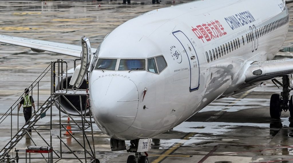 En un comunicado China Eastern Airlines, "rindió homenaje" a los "muertos" del desastre. (Foto: Hector Retamal/AFP)