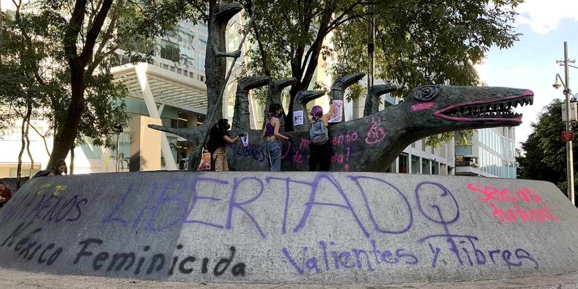 En los monumentos se colocaron símbolos feministas, pañuelos verdes y denuncias hechas en contra de hombres agresores. (Foto: Verónica Santamaría)