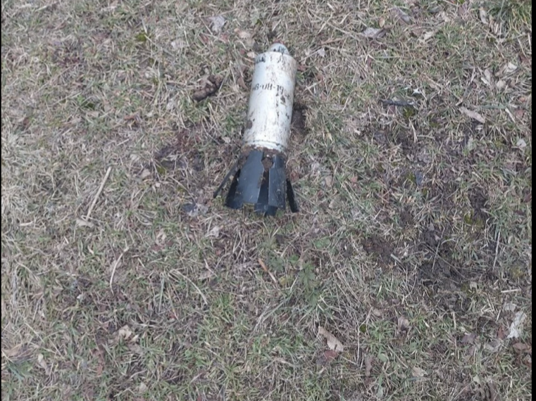 Una submunición de fragmentación 9N235 encontrada en Kharkiv, Ucrania. (Foto: HRW)