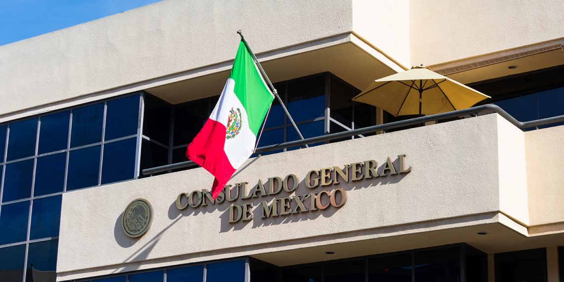 Los consulados de México en el mundo se han denominado como zonas seguras. Esto significa que las personas de la comunidad LGBT+ pueden acudir a ellos si están en una situación de violencia o inseguridad. (Foto: Adobe Stock)