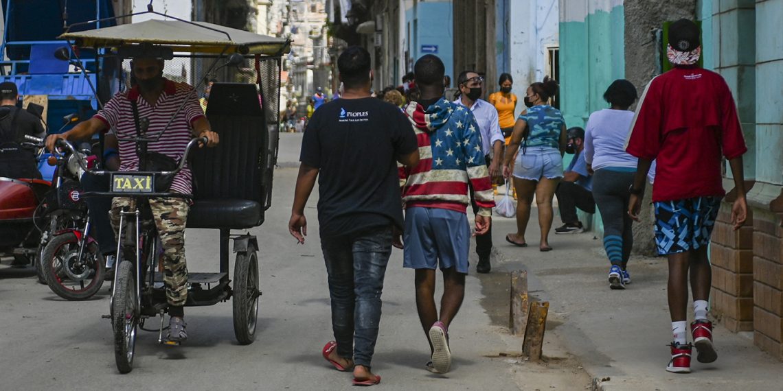 El gobierno de Cuba utiliza un índice a la medida que le permite ocultar el verdadero impacto de la pobreza en la Isla. (Foto: Yamil Lage/AFP)