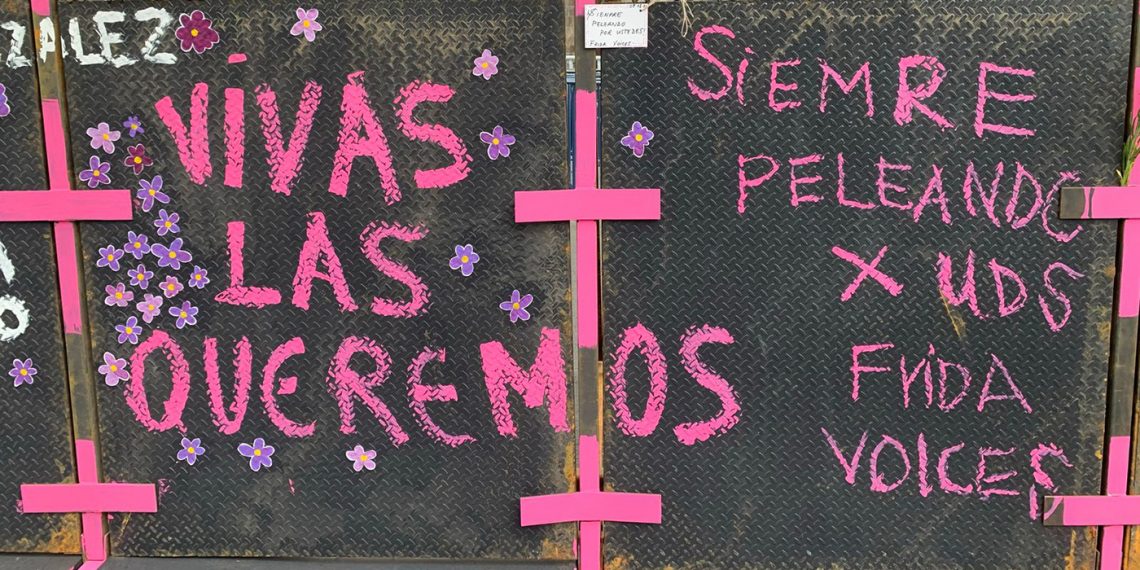 Las vallas no fueron suficientes para nombrar a todas las mujeres asesinadas, desaparecidas y víctimas de violencia. (Foto: Ximena Aspirdorf)