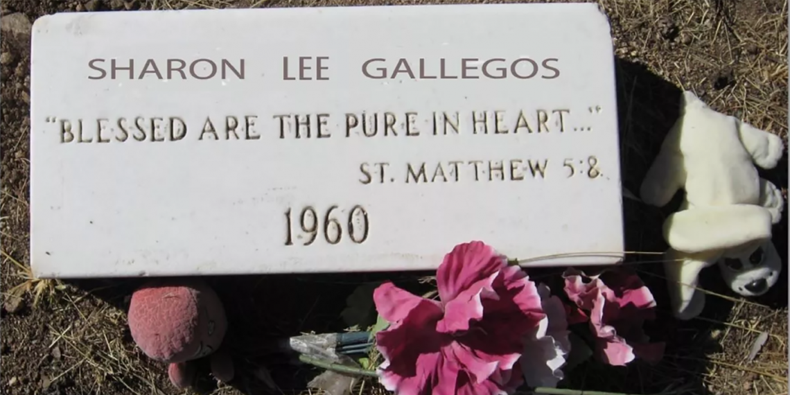 La lápida de Sharon Lee Gallegos se corrigió después del descubrimiento de su verdadera identidad. Durante décadas fue llamada “Little Miss Nobody”. (Foto: Oficina del Sheriff del Condado de Yavapai)