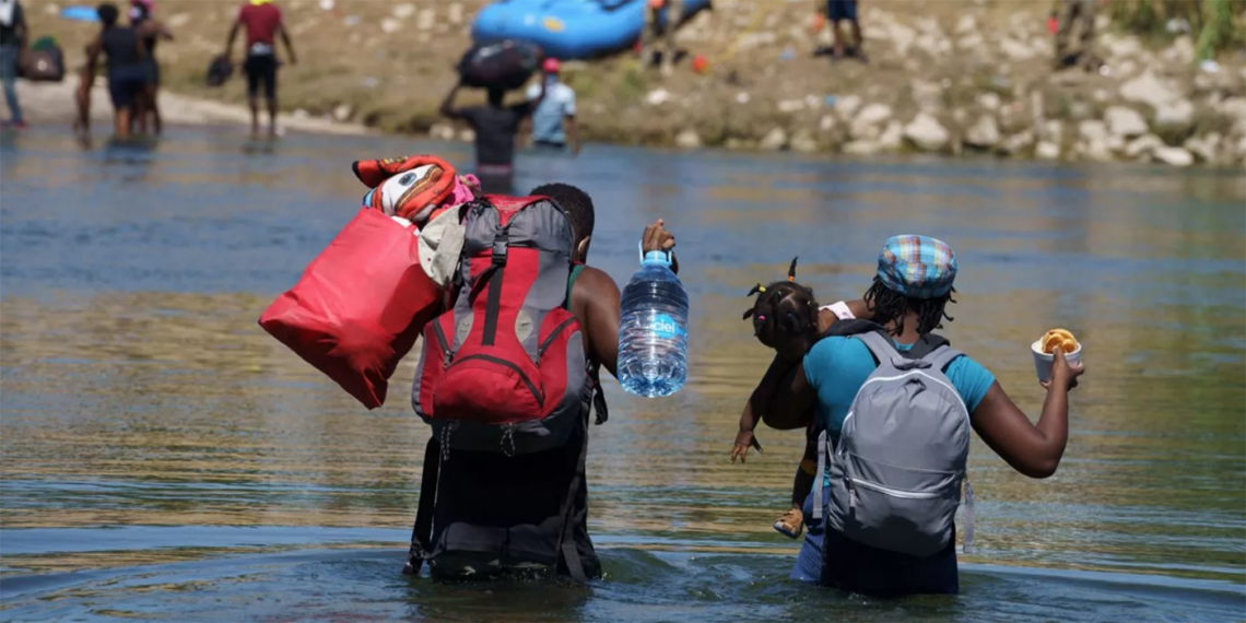 Migrantes haitianos vadean el río Bravo para entrar en Estados Unidos. Parque Ecológico Braulio Fernández, Ciudad Acuña, Coahuila, México; 23 de septiembre de 2021. (Foto: Paul Ratje/AFP/Getty Images)