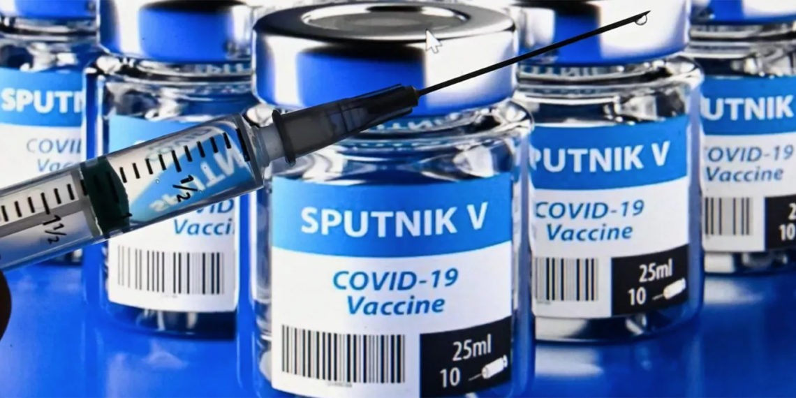 Una jeringa con frascos de la vacuna rusa Sputnik V (Gam-COVID-Vac) contra el coronavirus. (Foto: Krill Kudryavtsev/AFP/Getty Images)