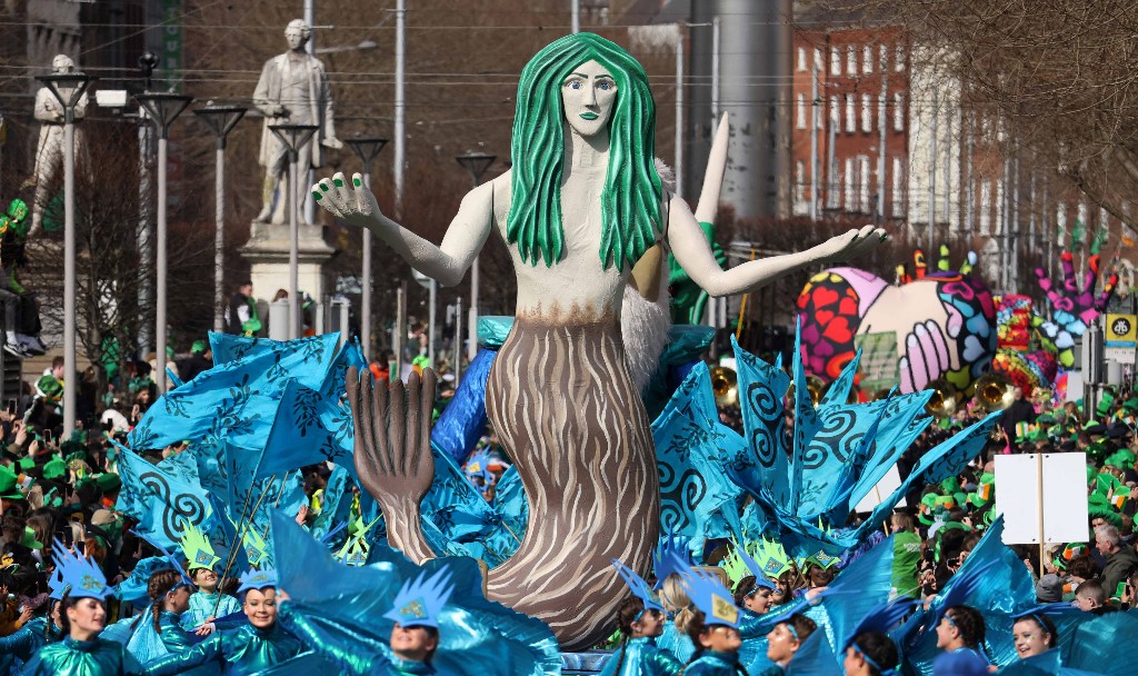 Performers take part in the annual St Patrick's Day parade in Dublin on March 17, 2022. (Photo by Damien EAGERS / AFP)