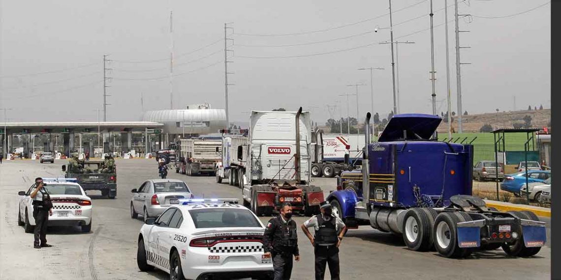 Transportistas cierran el paso en la autopista México-Puebla