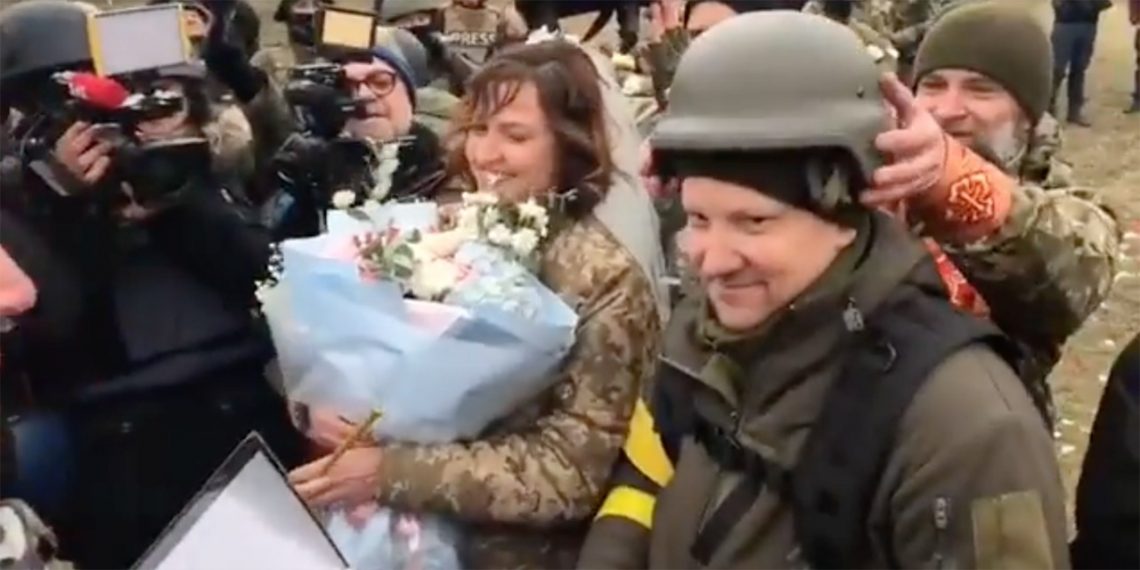 Una pareja ucraniana, que ayuda a defender a su nación de la invasión rusa, se casó el domingo en la línea de defensa en Kiev. (Imagen: Twitter/@Vitaliy_Klychko)
