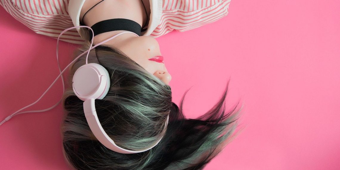 Los jóvenes pueden proteger mejor su audición manteniendo el volumen bajo en los dispositivos de audio personales. (Foto: Pixabay)