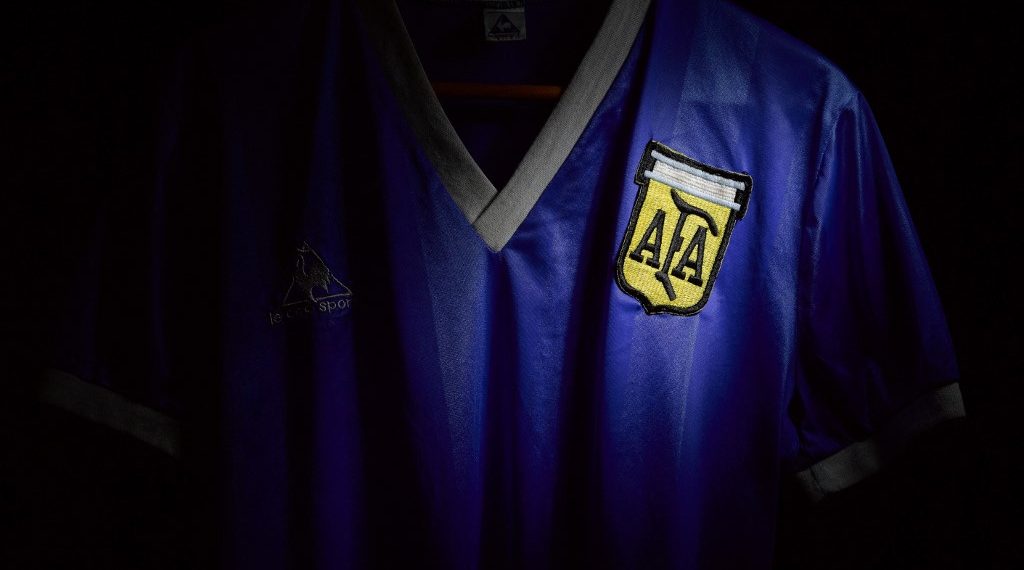 La camiseta azul con el número 10 en la espalda será ofrecida en subasta por la casa Sotheby's. (Foto: AFP)