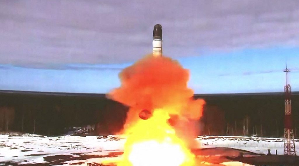 Esta imagen fue tomada de un video publicado por el Ministerio de Defensa de Rusia que muestra el lanzamiento del misil balístico intercontinental Sarmat. (Foto: Ministerio de Defensa Ruso/AFP)