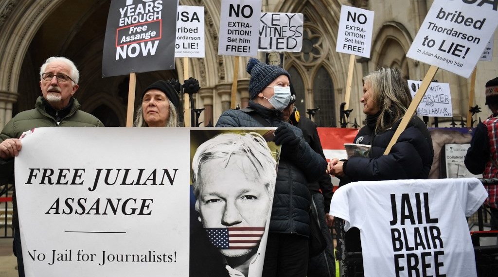 Varias decenas de simpatizantes se manifestaron a las puertas del tribunal con pancartas que pedían "No extraditar a Assange”. (Foto: Daniel Leal/AFP)