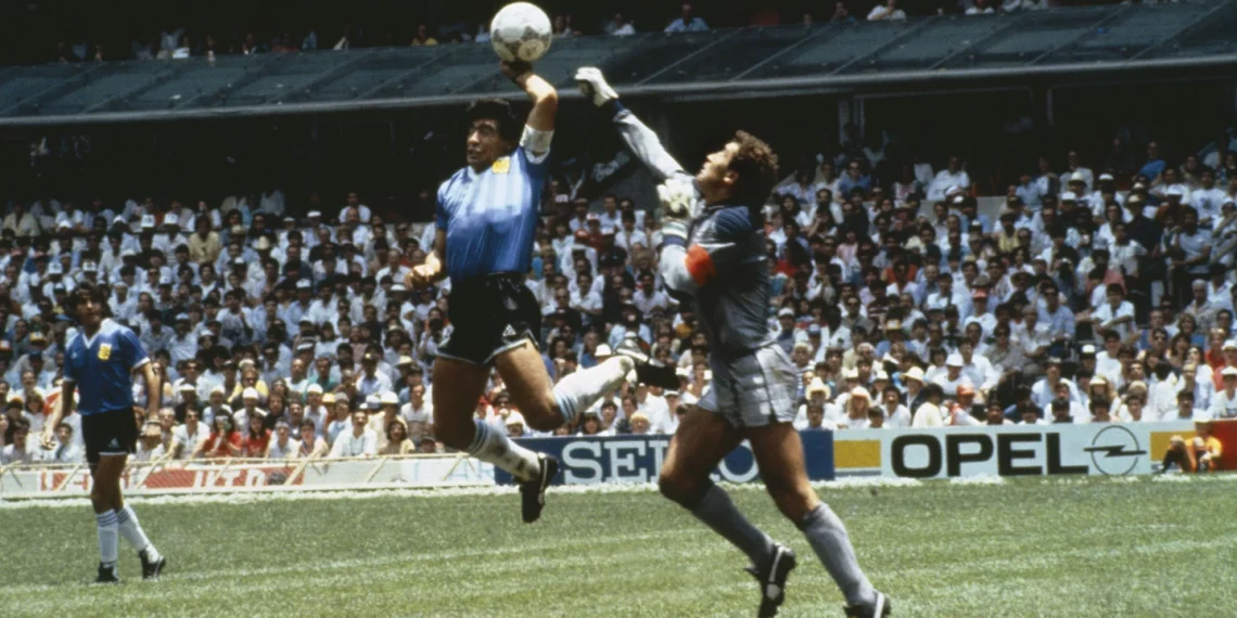 1986 Copa Mundial de Futbol. Diego Maradona marca el primer gol con su “mano de dios”. (Foto: Bob Thomas/Sotheby)