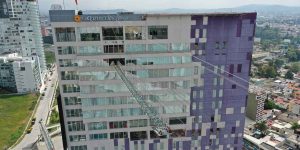 El #Popocatépetl Sky Brigde une a los hoteles La Quinta y Wyndham a 66 metros de altura con una longitud de 148 metros, se encuentra ubicado en la zona de #Angelópolis😱😵🤣 https://puebla.lodehoy.com.mx/estado/2022/04/14/12293/video-te-gusta-la-adrenalina-atrevete-cruzar-el-popocatepetl-sky-brigde-en