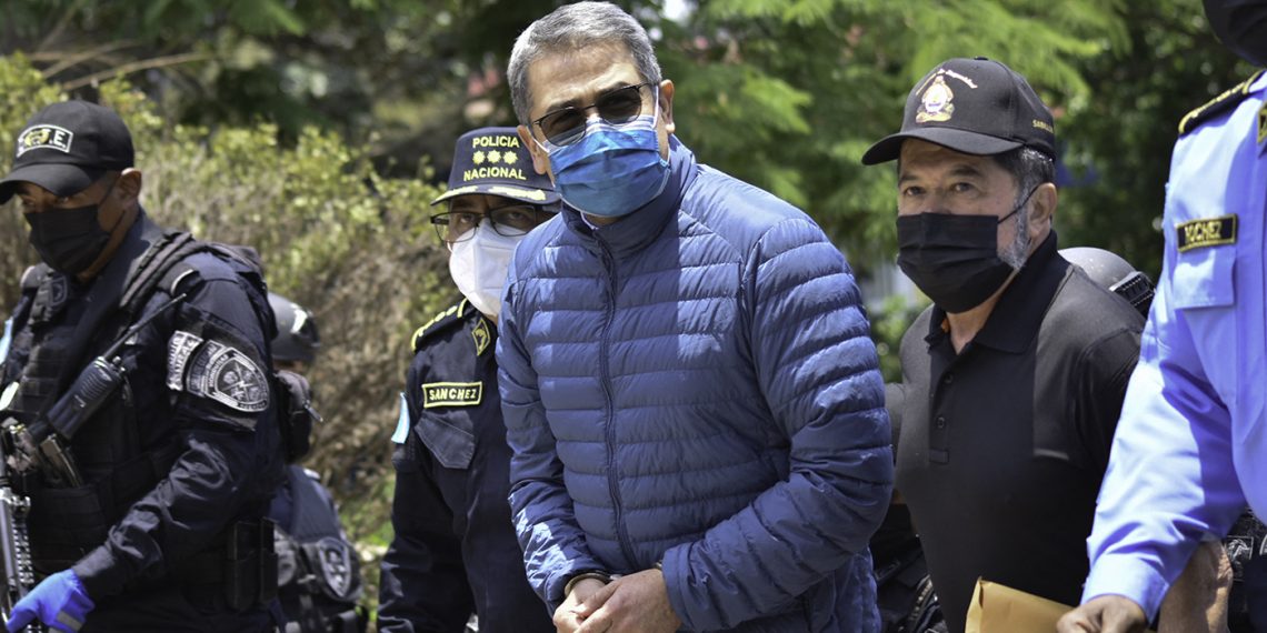 Juan Orlando Hernández "participó en una conspiración violenta de narcotráfico para recibir cargamentos de múltiples toneladas de cocaína". (Foto: Stringer/AFP)