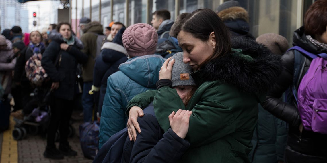La gente de Kiev, Ucrania, llena las estaciones de tren que intentan salir del país durante la invasión rusa. (Foto: Sebastian Backhaus/Agentur Focus/Redux)