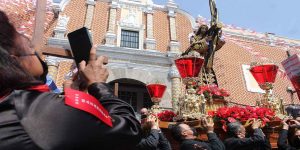 Lloran de emoción durante el Viacrucis en Puebla; más de 120 mil almas acompañan a Jesús con la Cruz