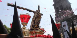 Lloran de emoción durante el Viacrucis en Puebla; más de 120 mil almas acompañan a Jesús con la Cruz