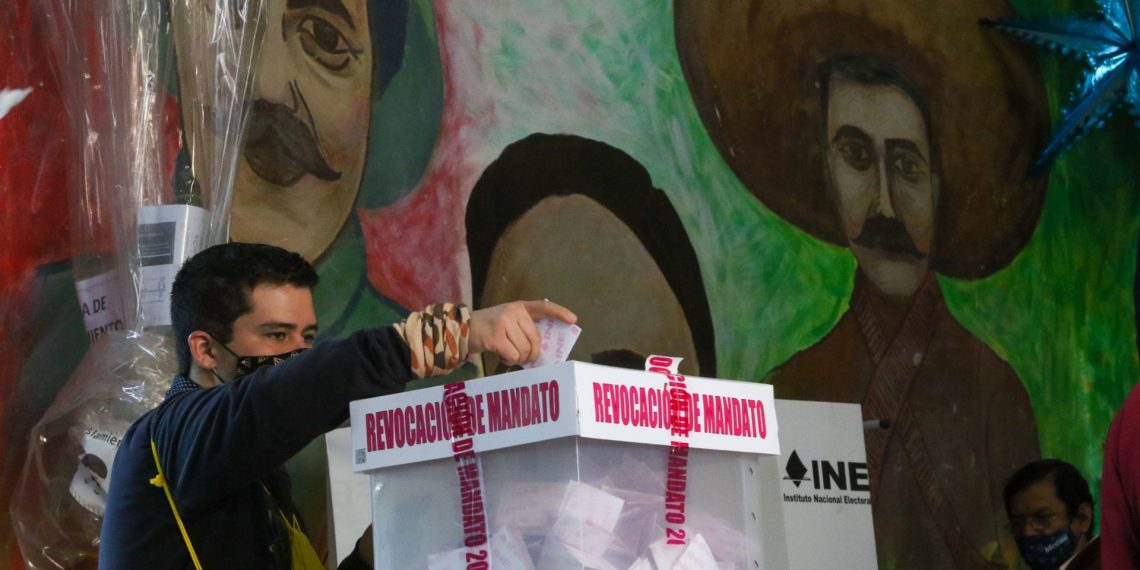 Al agradecer el apoyo, López Obrador descartó que vaya a usar esta victoria para impulsar una reforma constitucional que le permita ser reelegido. (Foto: Cuartoscuro)