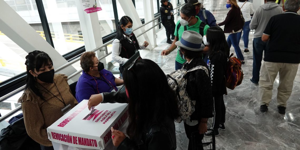 Cientos de personas votaron en la casilla especial de la Terminal 1 del Aeropuerto Internacional de la Ciudad de México. (Foto: Galo Cañas/Cuartoscuro)