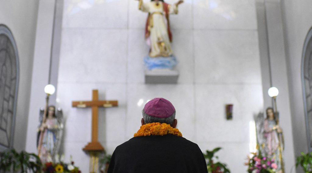 Obispo 'Chuy' aprendió a lidiar con las bombas en Israel y sobrevivió a un atentado de narcotraficantes. (Foto: Pedro Pardo/AFP)