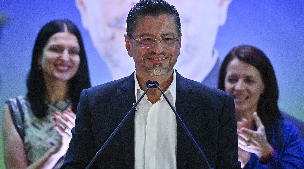 "Les prometo un gobierno justo, honesto y transparente, va a ser la mejor gestión de todas", dijo Chaves. (Foto: Luis Acosta/AFP)