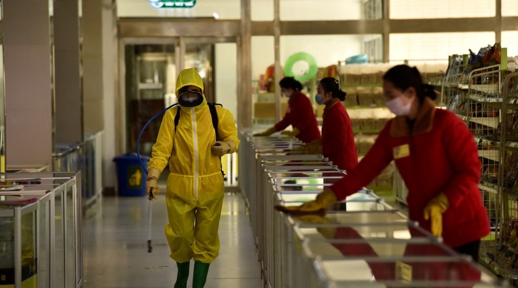 "Solo el 12 de mayo, unas 18,000 personas han contraído fiebre a nivel nacional y hasta 187,800 están aisladas y tratadas", agregó. (Foto: Kim Won Jin/AFP)