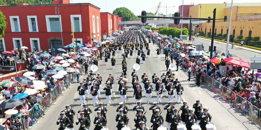 15 mil alumnos revivieron el desfile del 5 de Mayo, con la presencia de Obrador