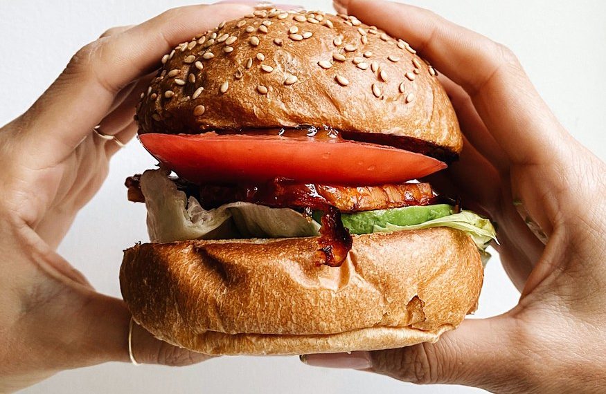 La producción de empanadas de hamburguesa con proteínas microbianas en lugar de carne de vacuno puede reducir significativamente la emisión de carbono (Foto: Irene Kredenets/Unslpah)