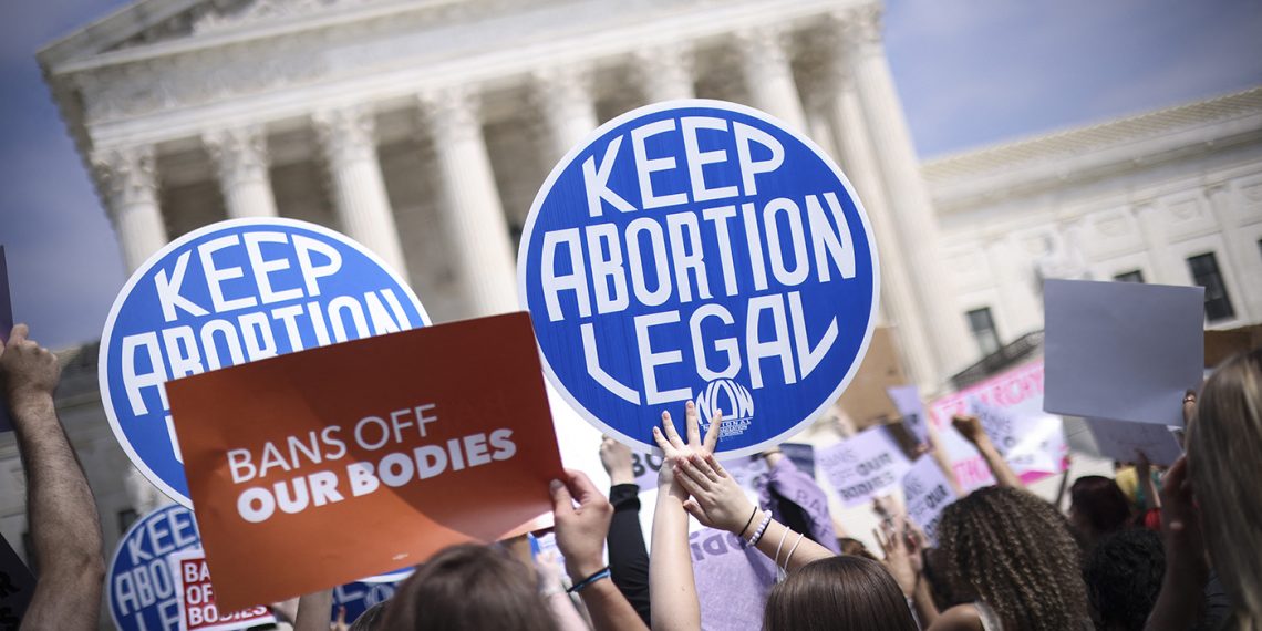 Activistas a favor del derecho a decidir y en contra del aborto se manifiestan frente a la Corte Suprema de Estados Unidos, en Washington, este 3 de mayo. (Foto: Win McNamee/AFP)