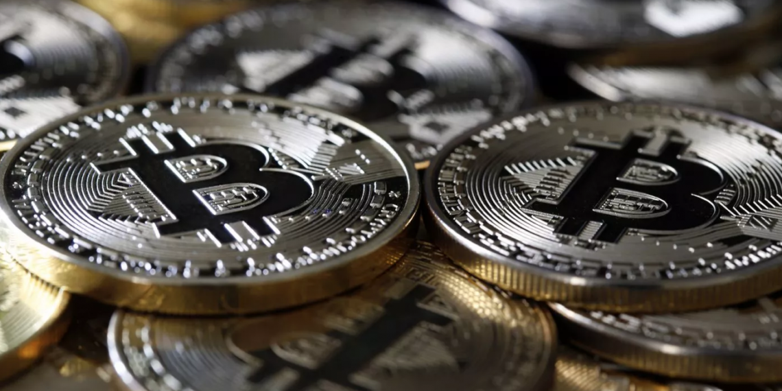 Representación visual del bitcoin. Esta y otras criptomonedas se siguen desplomando aún más a medida que una venta masiva continúa perturbando el mercado. (Foto: Chesnot/Getty Images)
