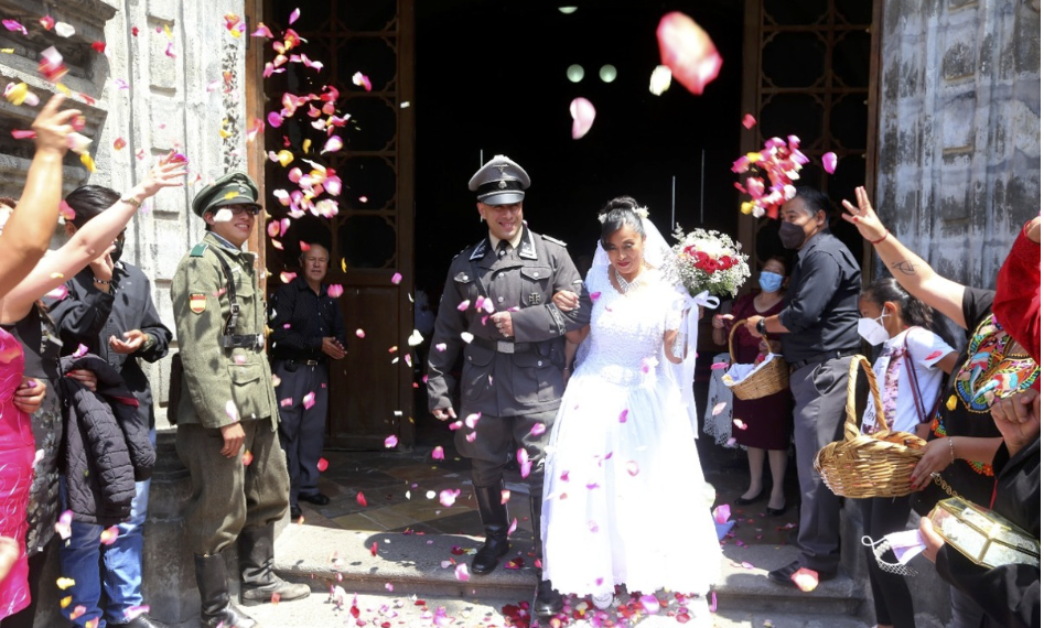 La organización difundió imágenes en las que se observa a la pareja salir de una iglesia. (Foto: Centro Wiesenthal)