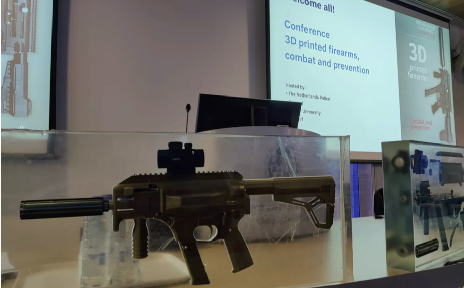 En abril de 2021, la Policía Nacional de España allanó y desmanteló un taller ilegal en las Islas Canarias que producía armas impresas en 3D. (Foto: Interpol)