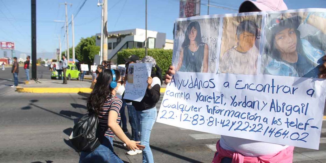 Familiares de Camila, Yordan y Abigail cierran la 11 Sur y Las Torres; exigen a la Fiscalía Puebla agilice su búsqueda