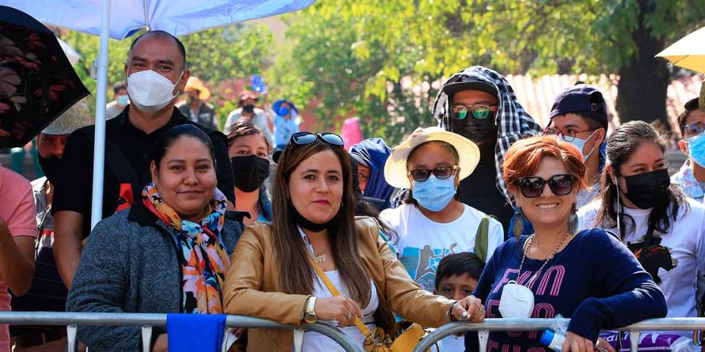 Tras dos años de pandemia, conmueve a papás volver a ver el desfile del 5 de Mayo en Puebla