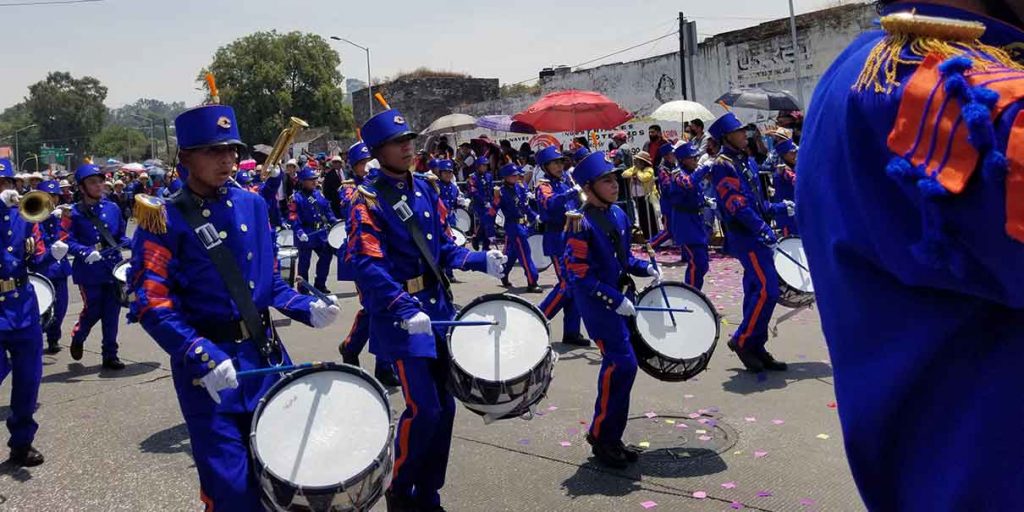 Tras dos años de pandemia, conmueve a papás volver a ver el desfile del 5 de Mayo en Puebla