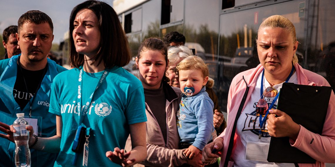 Personas evacuadas de la planta Azovstal, en Mariúpol, son escoltadas por trabajadores de Unicef, este 3 de mayo. Según la ONU, 101 civiles han sido "evacuados con éxito". (Foto: Dimitar Dilkoff/AFP)