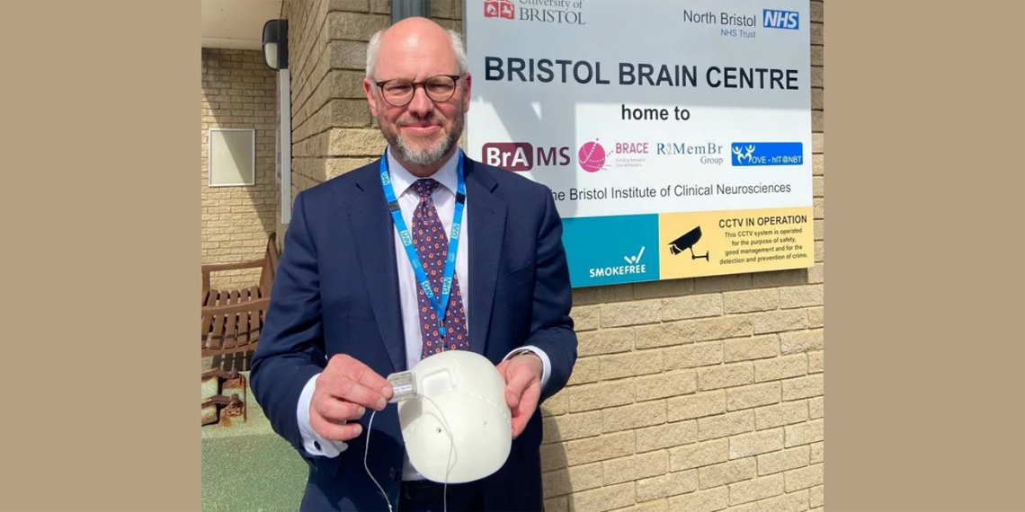 Cirujanos del Hospital Southmead de Bristol, Inglaterra, introdujeron en el cráneo un diminuto dispositivo para estimulación cerebral profunda. El Dr. Alan Whone, líder del ensayo, es neurólogo. (Foto: Matthew Newby/Zenger)