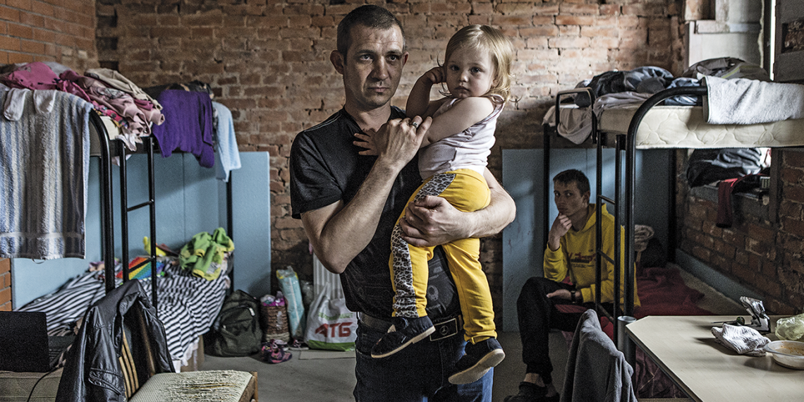 Refugio en la tormenta. Desplazados de Donetsk y Lugansk encuentran alojamiento temporal en un albergue inacabado de Dnipró, Ucrania. (Foto: Andrea Carrubba/Agencia Anadolu/Getty)