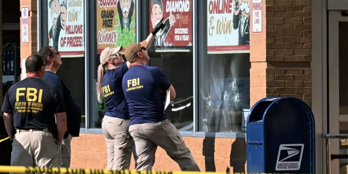 Agentes del FBI observan los impactos de bala en el supermercado Tops de Búfalo, Nueva York, el 15 de mayo de 2022. (Foto: Usman Khan/AFP/Getty)