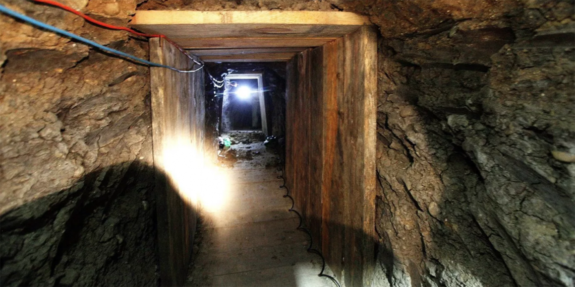 Un investigador ilumina el interior de un túnel hallado en una bodega de Otay Mesa, California, en noviembre de 2011. (Foto: Sandy Huffaker/Getty Images)