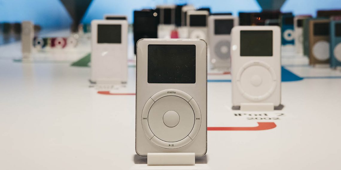 La línea de reproductores iPod revolucionó el mundo entero en octubre de 2001, cuando fue presentada por Steve Jobs. (Foto: Adobe Stock)