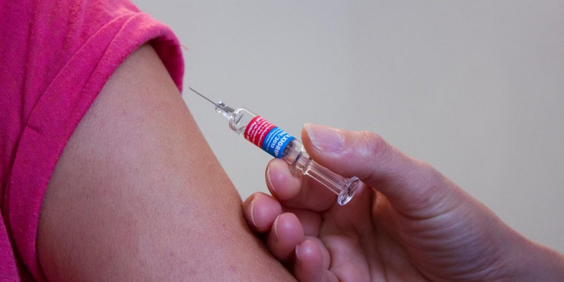 La vacunación sirve contra enfermedades que se transmiten de persona a persona. (Foto: Pixabay)