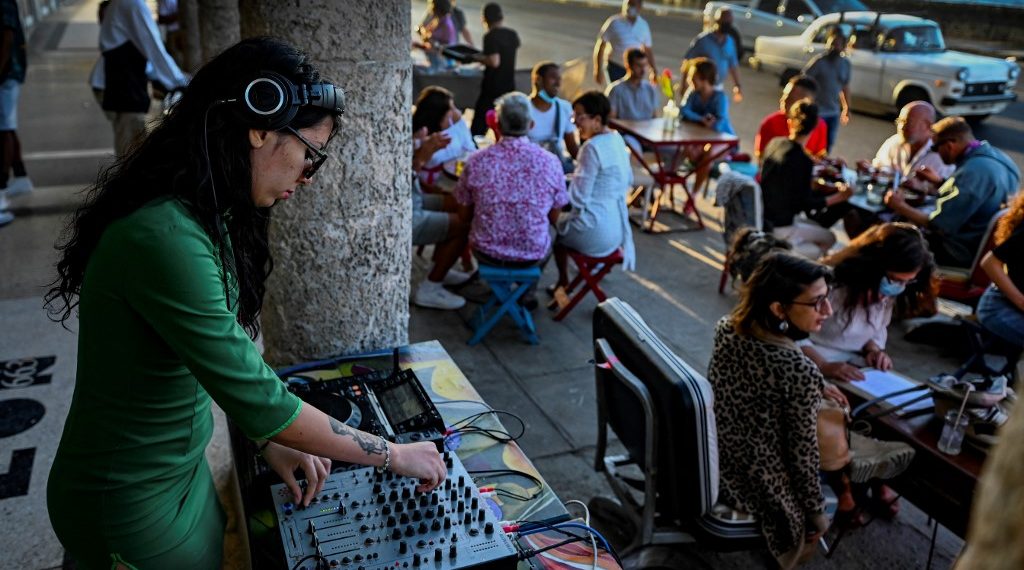 "Aquí ser DJ no ese fácil, no es nada fácil porque no hay material" ni tiendas donde comprarlos". (Foto: Yamil Lage/AFP)