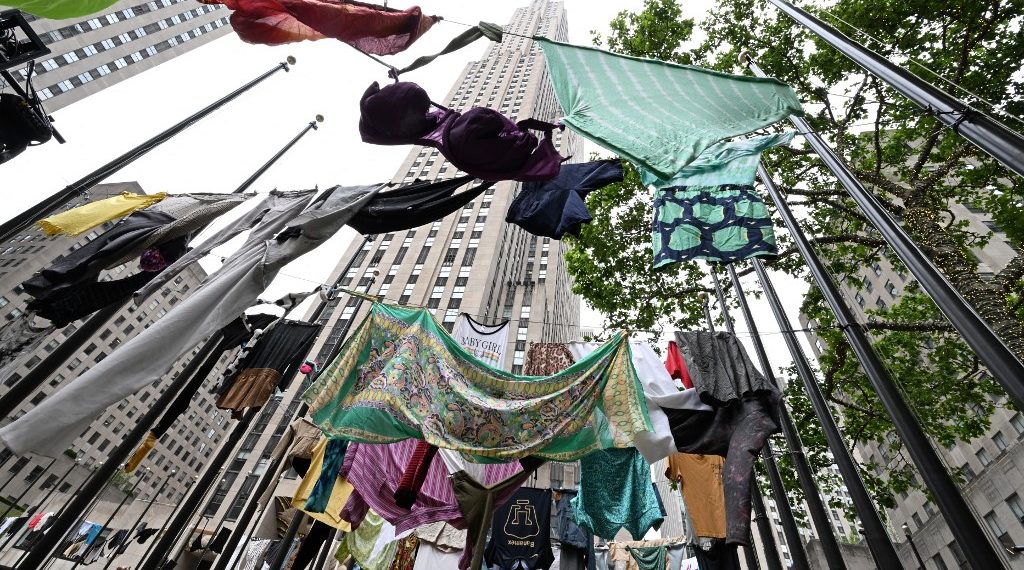 Inmigración, cosmovisión indígena, feminismo o medioambiente, son algunas de las temáticas de los artistas latinos afincados en Estados Unidos. (Foto: AFP)