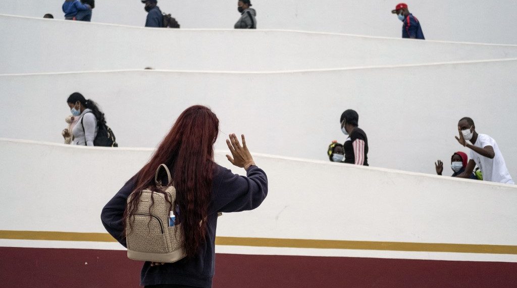 Morena, de 1,87 metros de estatura y larga cabellera teñida de rojo, la chica migrante también se ha visto expuesta a discriminaciones y prejuicios. (Foto: Guillermo Arias/AFP)