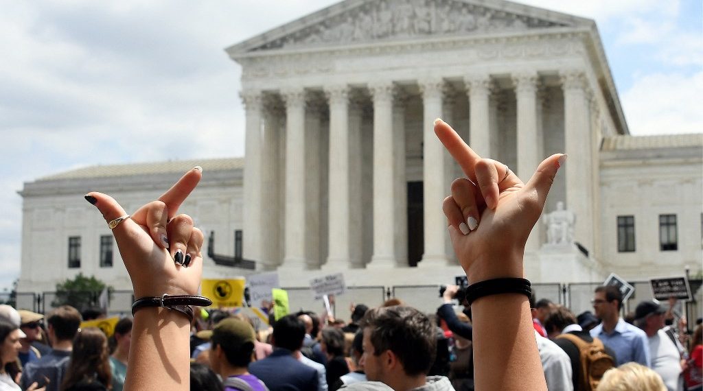 Activistas por el derecho al aborto reaccionan frente a la Corte Suprema de Estados Unidos en Washington, DC.  (Foto: Oliver Dolivier/AFP)